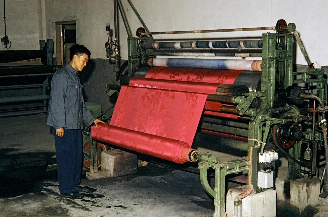 纺织厂的车间内，延安，1973年摄。 ​​​