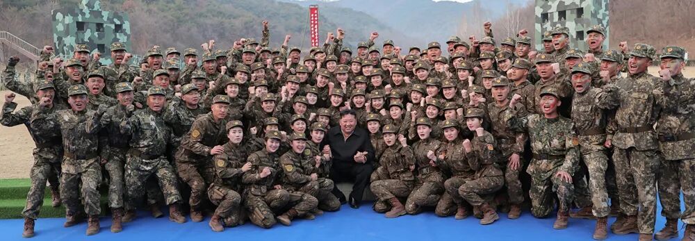【军事 金正恩观摩发动机点火及坦克能力试验，视察特种作战训练基地】3月29日，朝