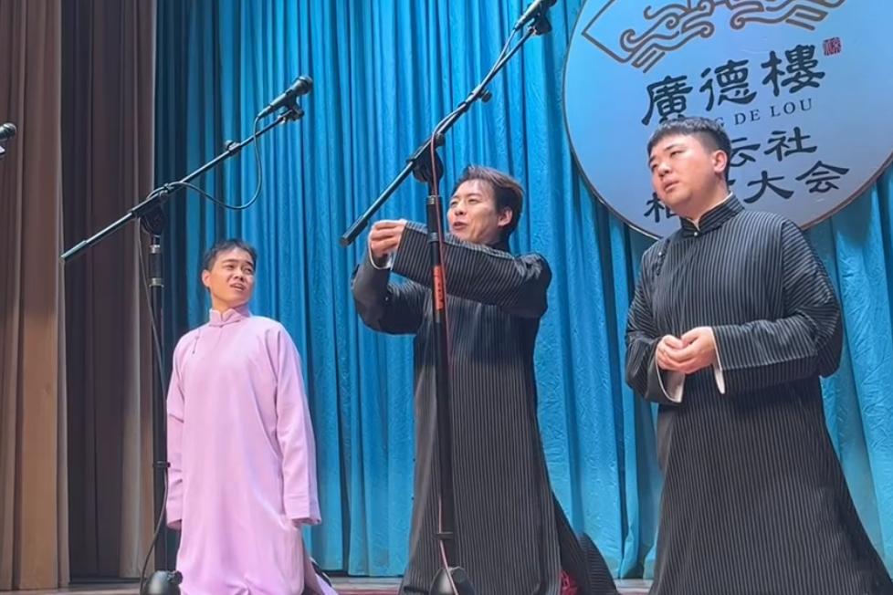 尚筱菊、靳鹤岚、朱鹤松在舞台结拜真是太有趣了！在广德楼，三人带来群口《义结金兰》