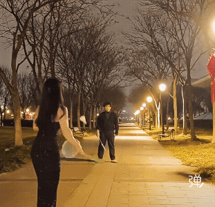 女的专业的  看她打球的那几个小碎步就知道了，好几次想跳起暴扣来着!