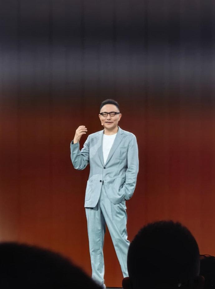 罗振宇新年大合照没迟必到没去上罗振宇跨年演讲现场简直错亿了，现场金句频出不说，还