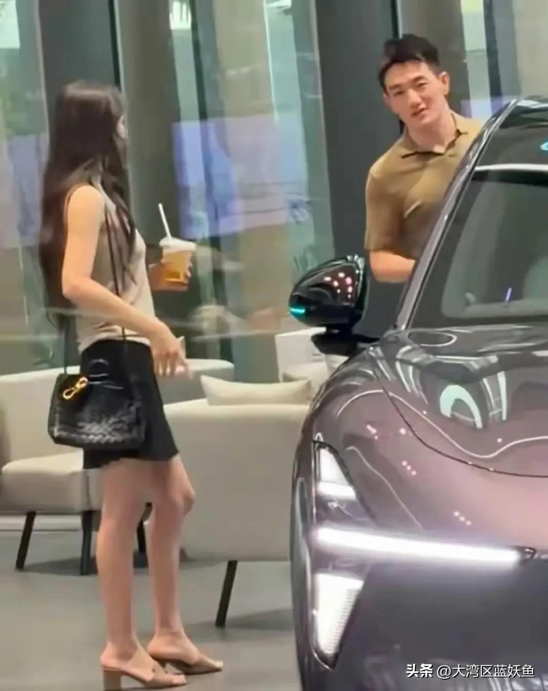 何捷这回是真幸福！广州偶遇夫妻俩看新车，站在老婆身旁笑意藏不住
 
有网友在广州