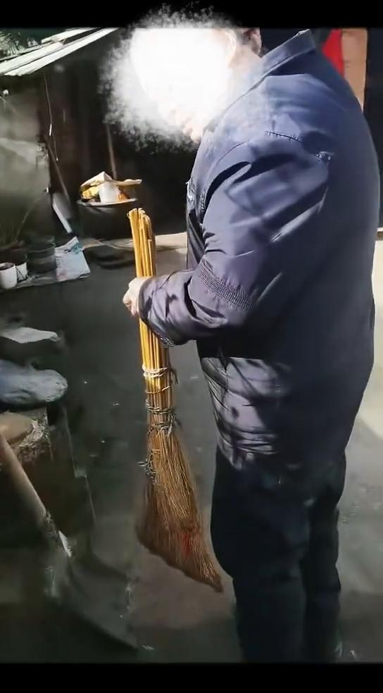 推开院门的时候，老人正拿着扫把，一个人站在空荡荡的院子里。看到有人来，他愣了一下