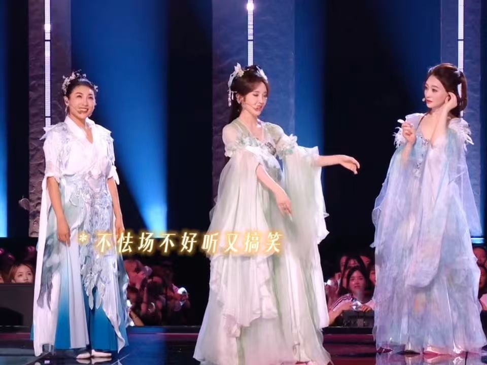 唐艺昕偏偏你也最好笑 荧幕里祺贵人自带凌厉气场，私下里唐艺昕反差感直接拉满，灵动