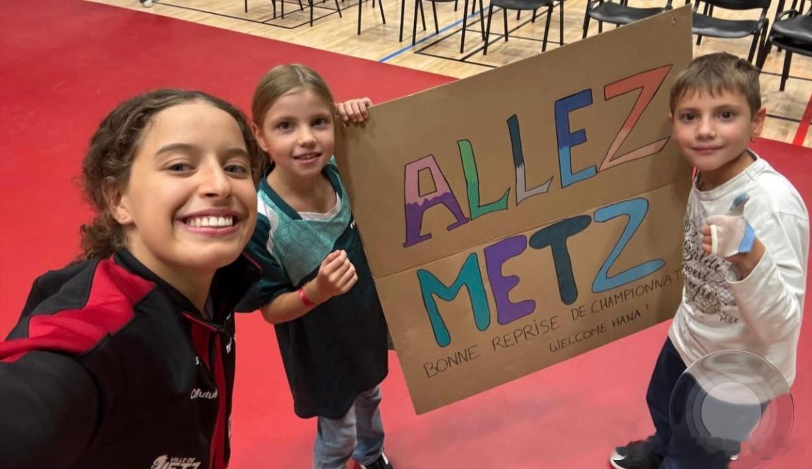 汉娜·高达和为她加油的小朋友合影📸 