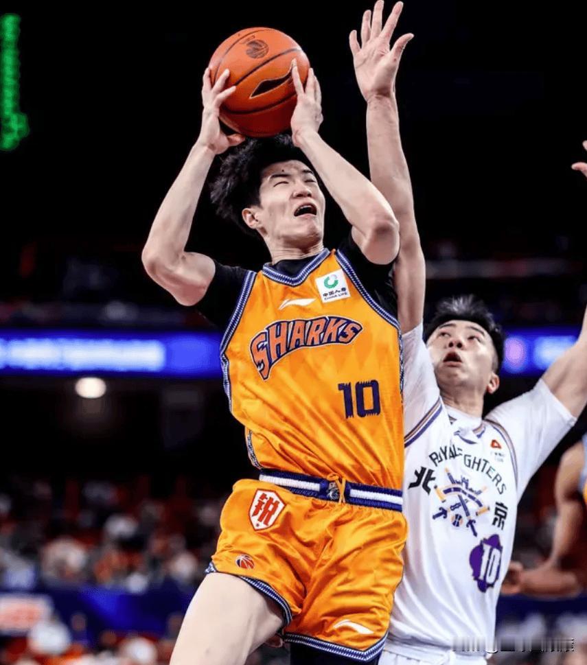 🔥上海银河战舰碾压山东？这场矛盾对决，胜负早写死了！
 
要说本轮CBA最有看