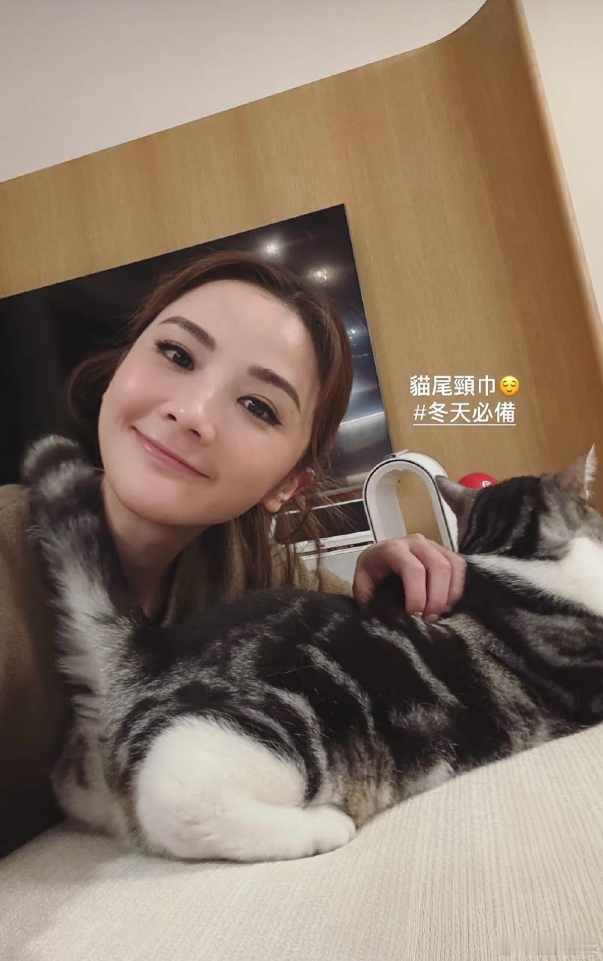 蔡卓妍冬日必备小猫牌围巾 转发阿Sa这条视频，许愿自己也能拥有同款猫咪围巾！看着