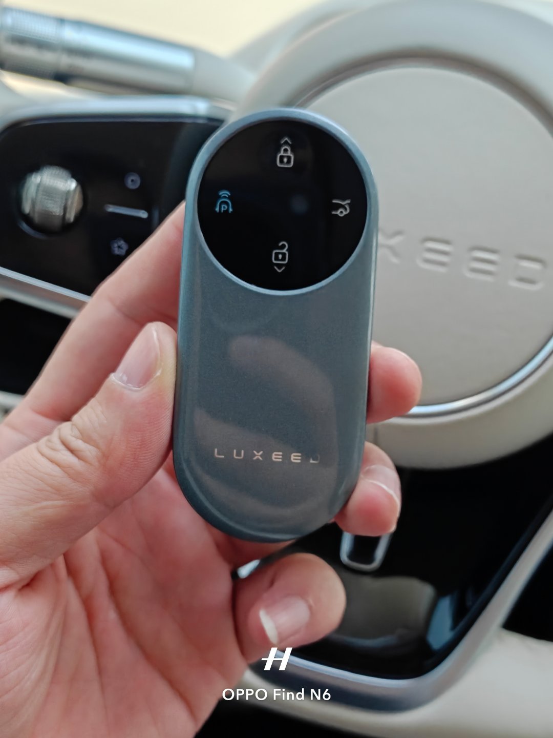 现在还有人拿实体车钥匙吗。感觉这东西在我手里，一会儿就不见了。还是蓝牙比较方便。