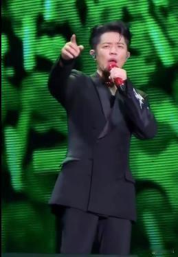 突发啊，曾毅得罪谁了，再给谁挡刀?

好家伙一出来，就是曾毅脚踢女工作人员，这一