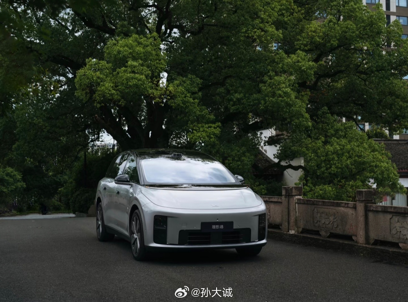 大家都知道现在的新能源车企大多使用VLA模型做智能驾驶解决方案。理想的自动驾驶架
