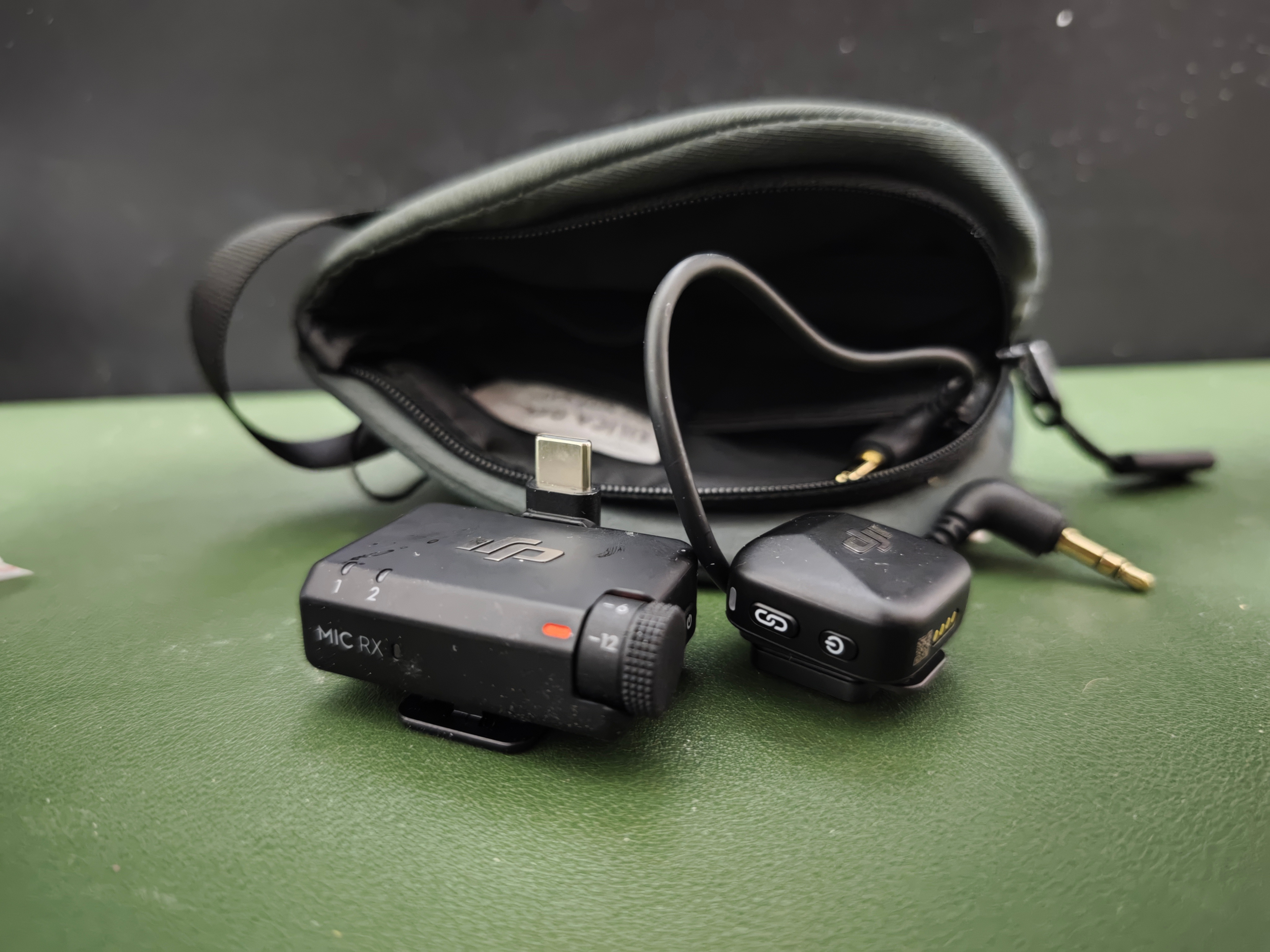 出一套大疆的DJI Mic Mini，我上周末在实体店买的然后买来到现在持续吃灰