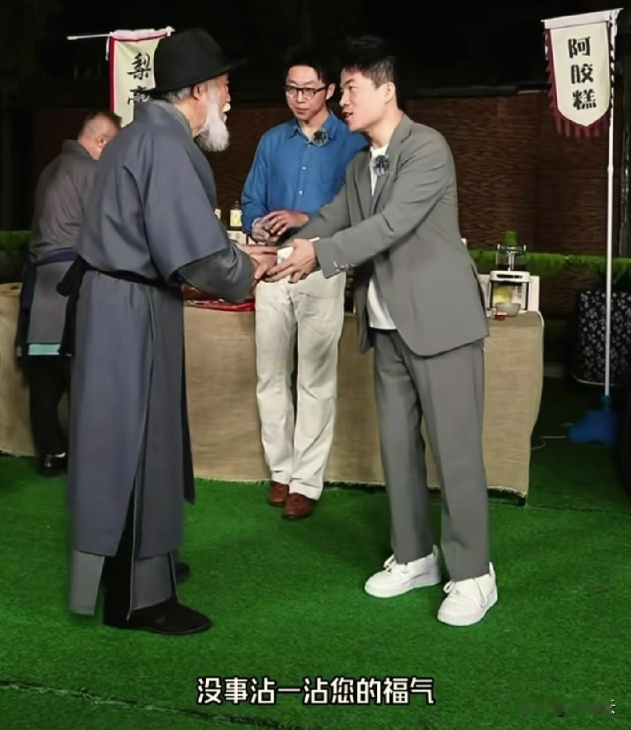 董宇辉的善良是刻在骨子里的。
     86岁的梨膏老人，一开口，全是功效，屏幕