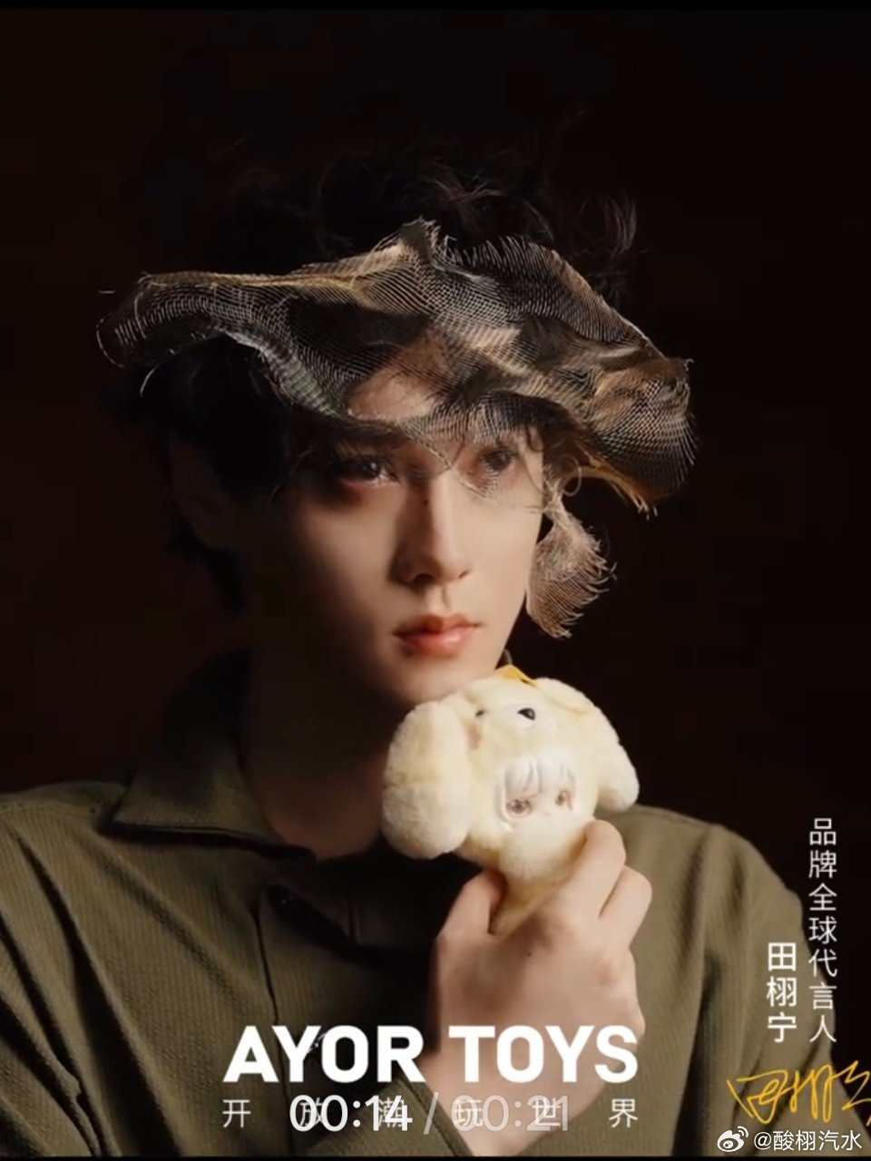 朋友圈文案会发“庆幸人类拥有文字，艺术，音乐和爱。”的贵妇小蕾 