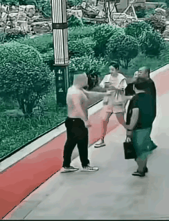 出人命了，白衣男子在抽搐，光膀男摊上大事了，这叫互殴！