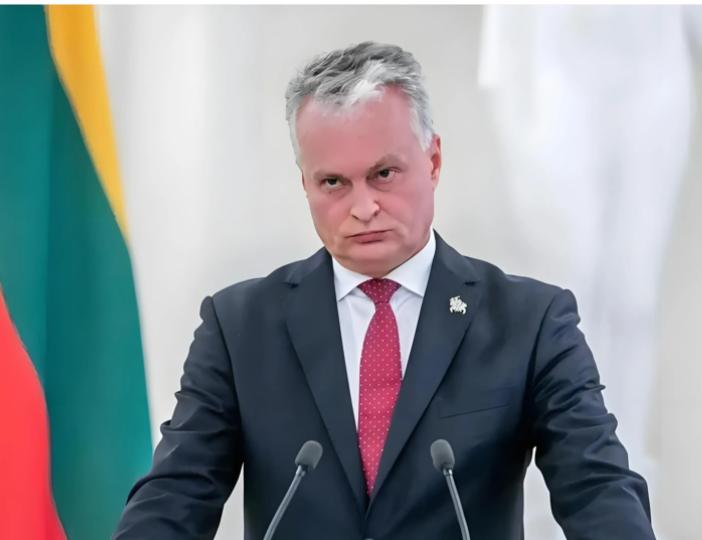 没有对比，你就不知道这帮“精美分子”有多心邪心歪。都是人链，立陶宛的就是民主的反