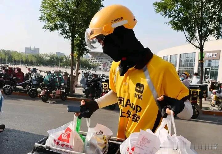 烈日下的外卖小哥，真是“热”血青年啊！他们日均工作10小时，月入过万，简直是“炎