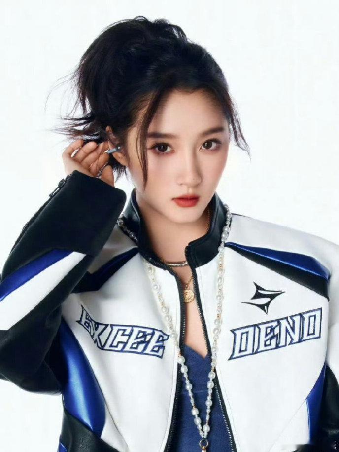 关晓彤机车服造型关晓彤机车服小皮裙啊啊啊啊关晓彤机车服造型有~搭配小皮裙+高马尾