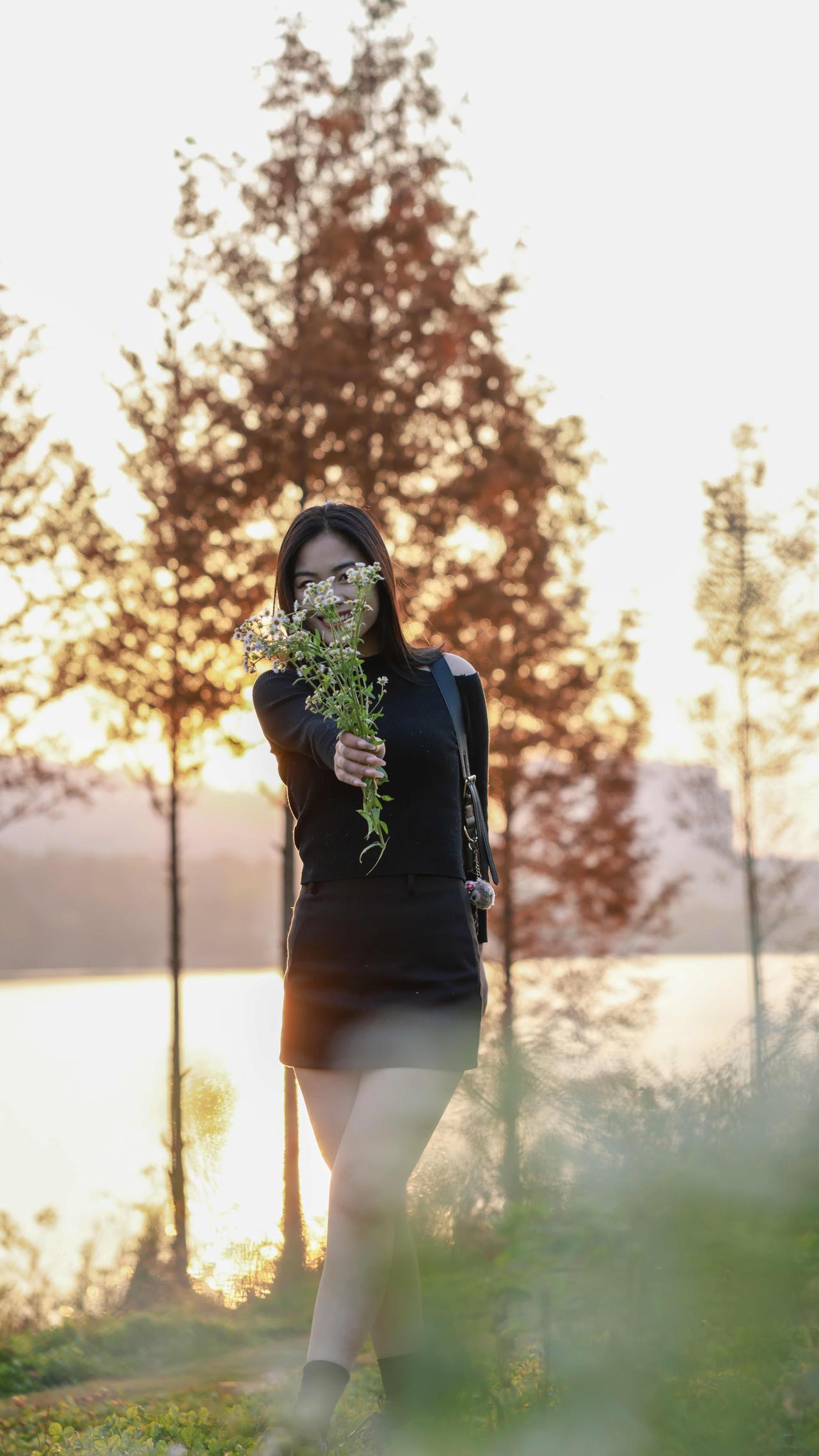 组图｜夕阳为幕，我们是故事里的主角。
当夕阳把最后一缕光揉进湖面，我们在水杉林边