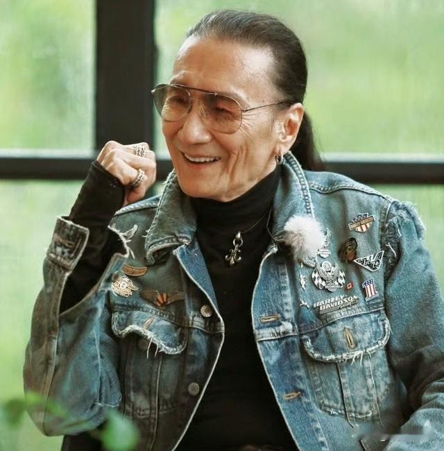 谢贤去世了，这下难题给到王菲了。是去参加老爷子的葬礼呢？还是不去呢？

不去吧，