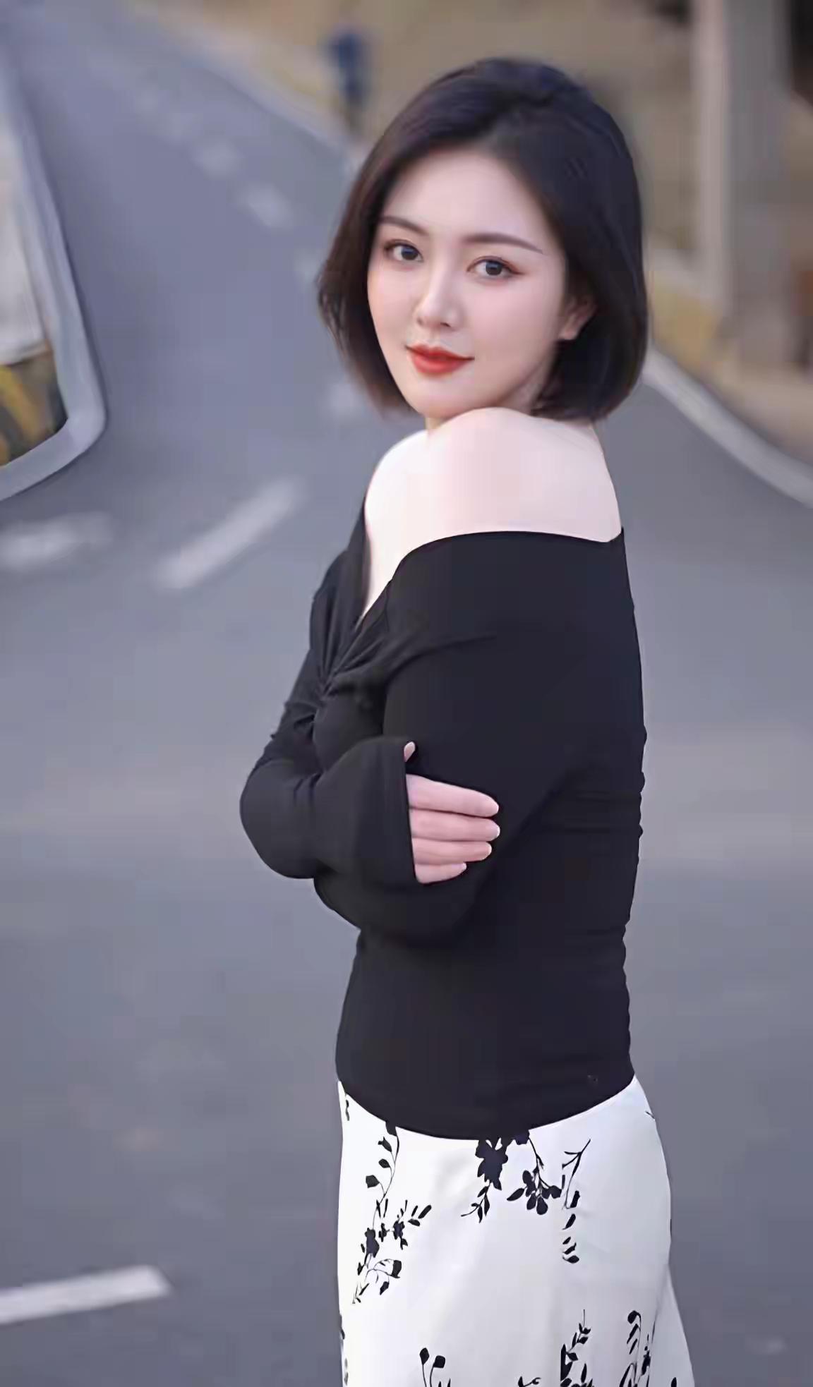 香肩微露，芳华几许，人间烟火，无一是你，梦中佳人，一生所求。