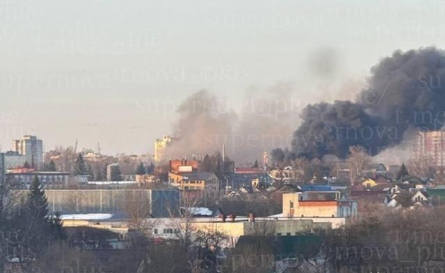 乌军使用4枚“风暴阴影”袭击俄罗斯重要军工厂 据布良斯克当地社交群组消息，市内共