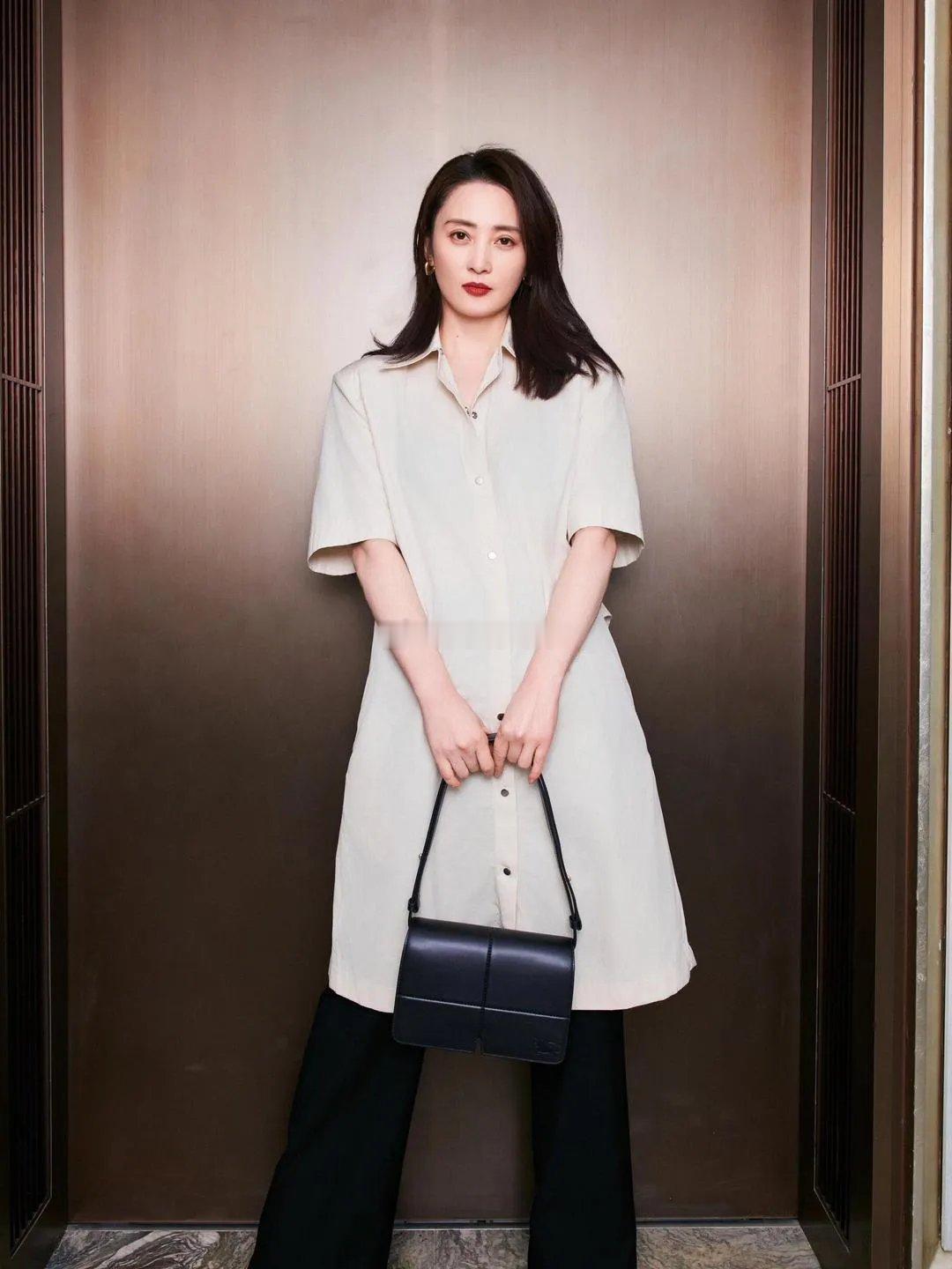 蒋勤勤衬衫连衣裙优雅知性，线条流畅尽显温婉气质，直筒裤利落干练，完美诠释成熟女性