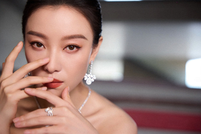 倪妮为什么不抢C位 我觉得这更像是一种内在的笃定。有作品、有状态的人，不需要通过