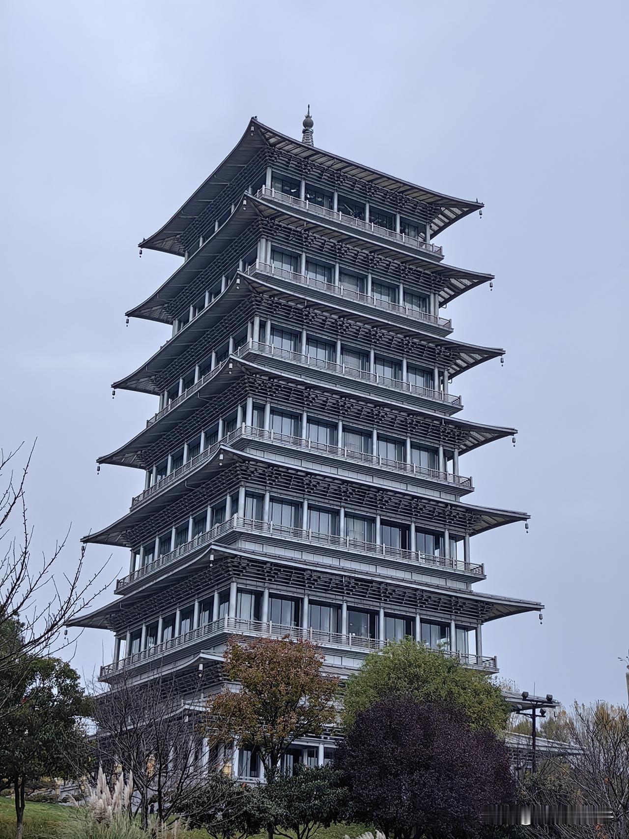 西安公交人的日子不如意？
前几天，在某线路公交车终点等车，
无意间听到几个司机在