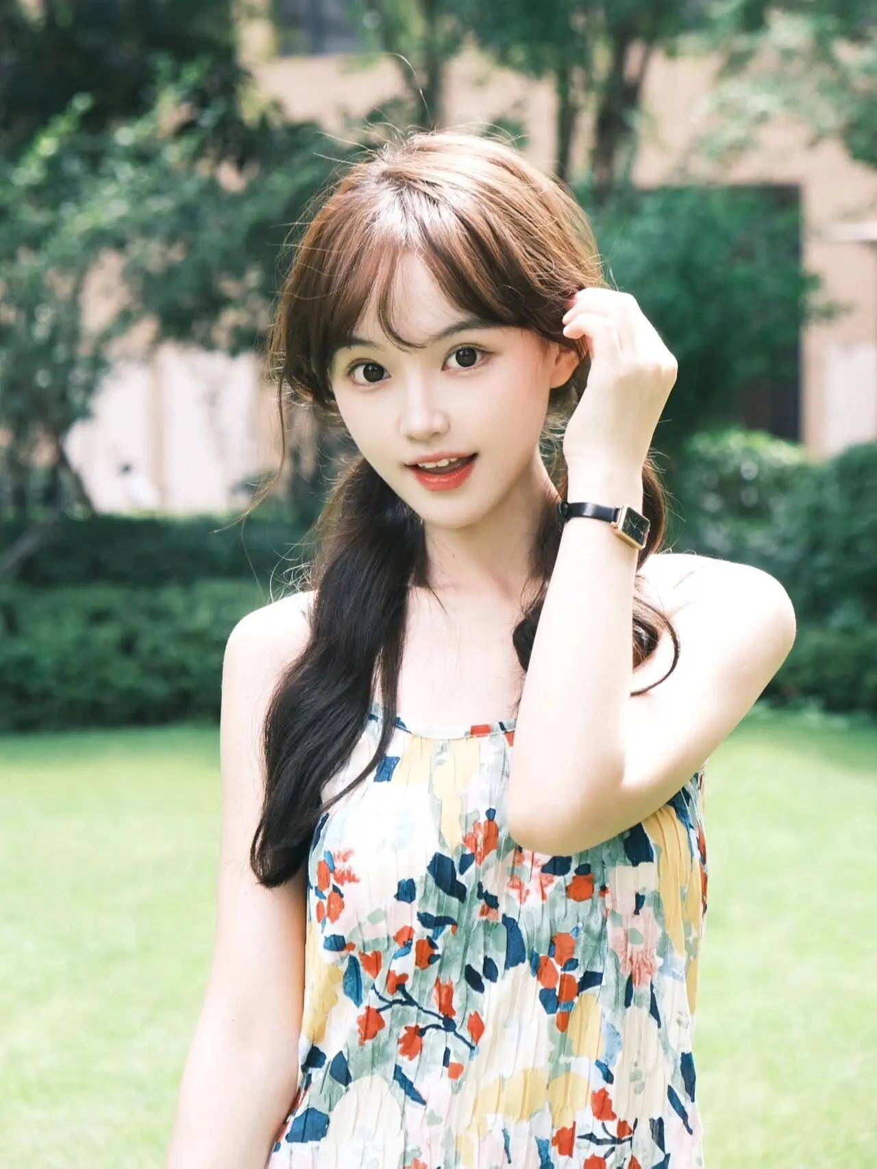 夏日清新少女，花裙飘逸，阳光灿烂，笑靥如花。