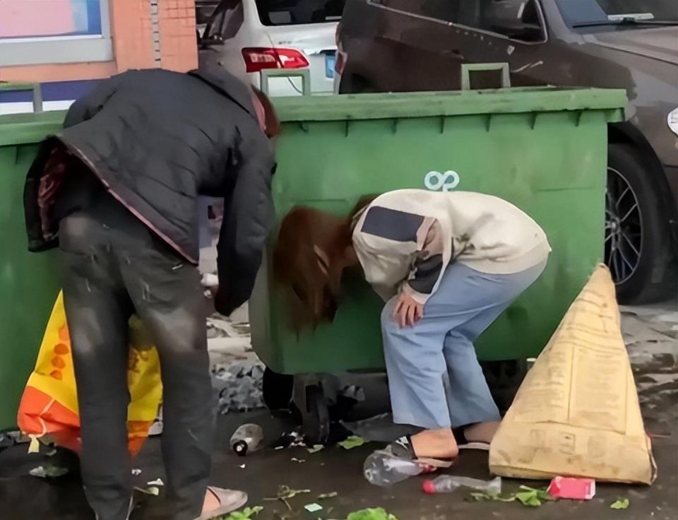 还没退休，我就开始了捡废品的生活。一开始也觉着羞愧，总是慌慌张张的，多了就习惯了