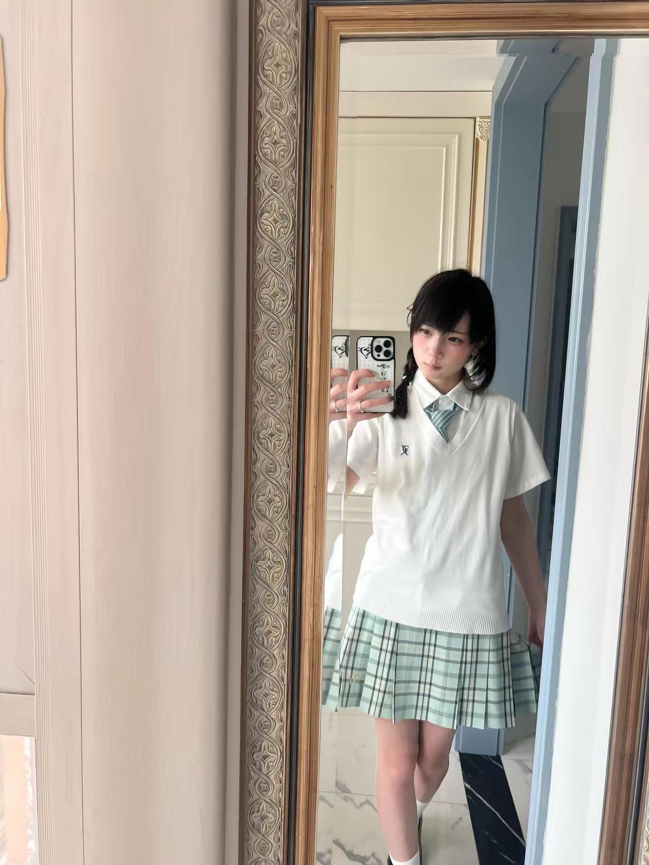 裙褶藏风，素衣映光。