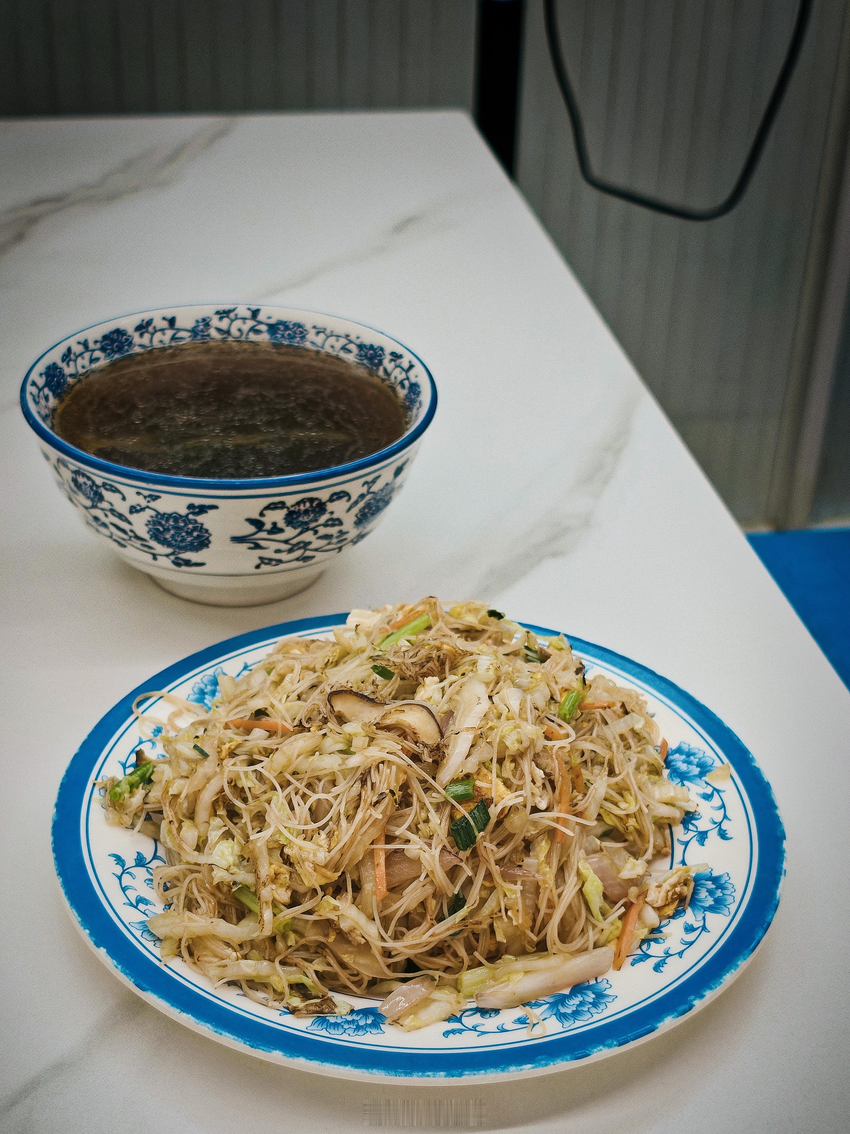 在朝阳路觅食吃到好有锅气的炒粉炒面！两碗汤一般般…红糟和瘦肉各自为营放入汤中草汤
