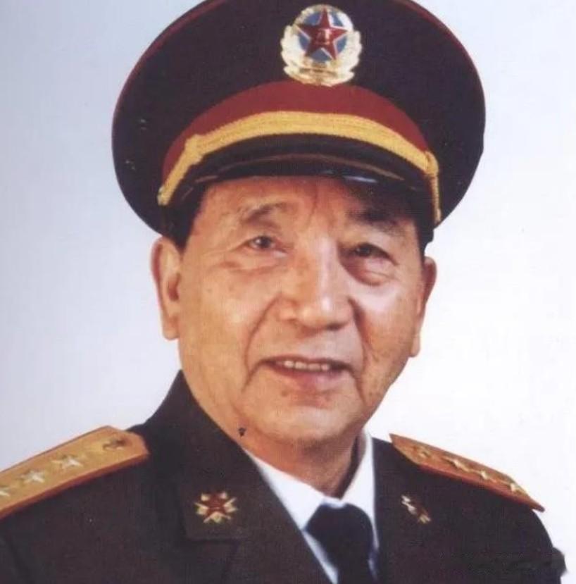 1956年，秦基伟副司令员在调研部队时，因为晚上睡不着，就在院里溜达，就在这时，