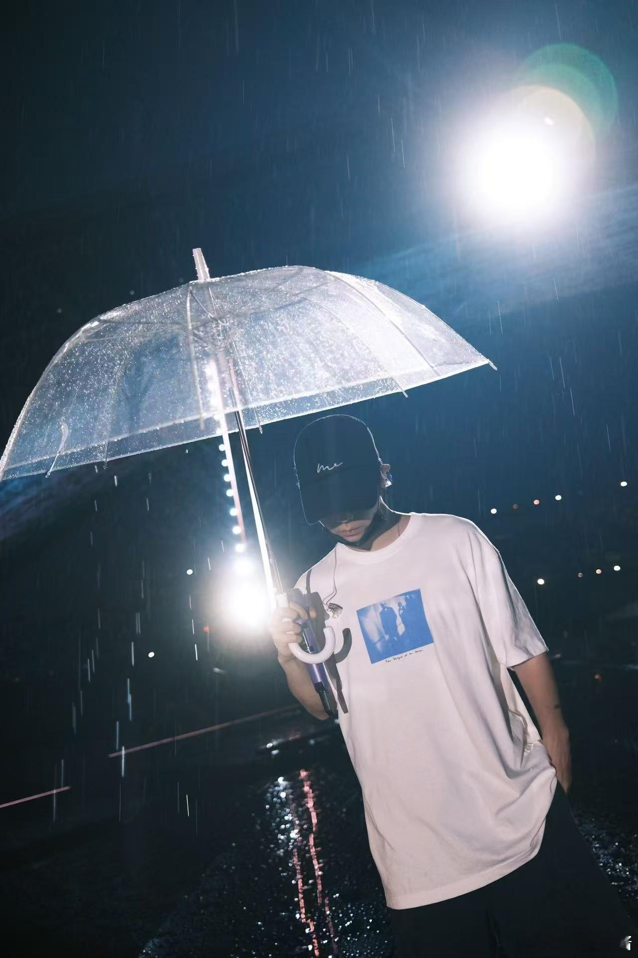 胡夏雨中完成演出 很难碰到这么有氛围感的演出，突如其来的大雨没有打乱节奏，胡夏沉