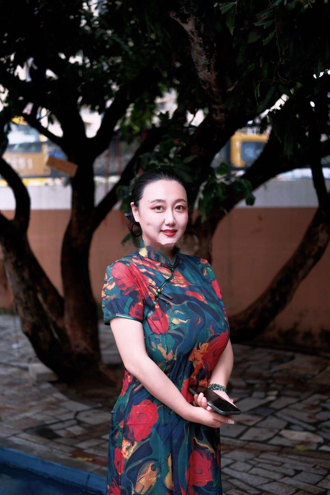 ✨听说男人最恨旗袍~恨它裹住了想揉进怀里的柔软，又偏偏把风情一寸寸勾进眼底。今夜