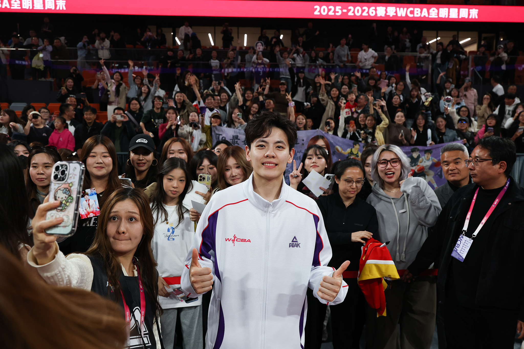 杨舒予杨舒予WCBA全明星周末 杨舒予和姐姐杨力维，都很宠粉！ 