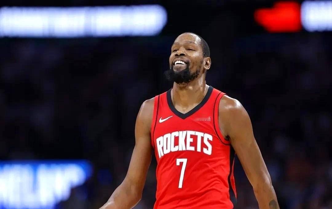 他六犯离场，没骂裁判，没摔毛巾，转身走了。
雷霆主场骂他骂了整晚，有人泼水，有人