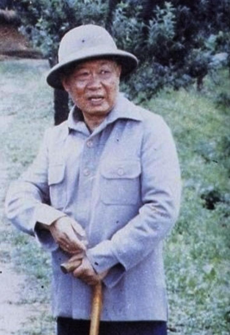 1964年，段希文上缴残军武器。当晚，武装分子趁虚偷袭，仅半小时便被击退。他笑言