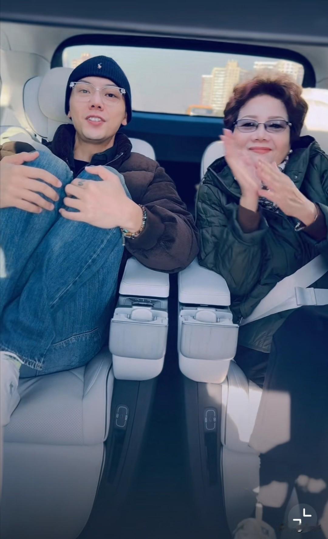 陈伟霆晒40岁生日照！原来他和妈妈同一天生日！
今天，陈伟霆庆祝40岁生日，还分