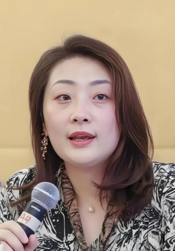 不少人以为，宗馥莉迟迟不成家，是因为她把全部心思都扑在了事业上，早已打定主意孤独