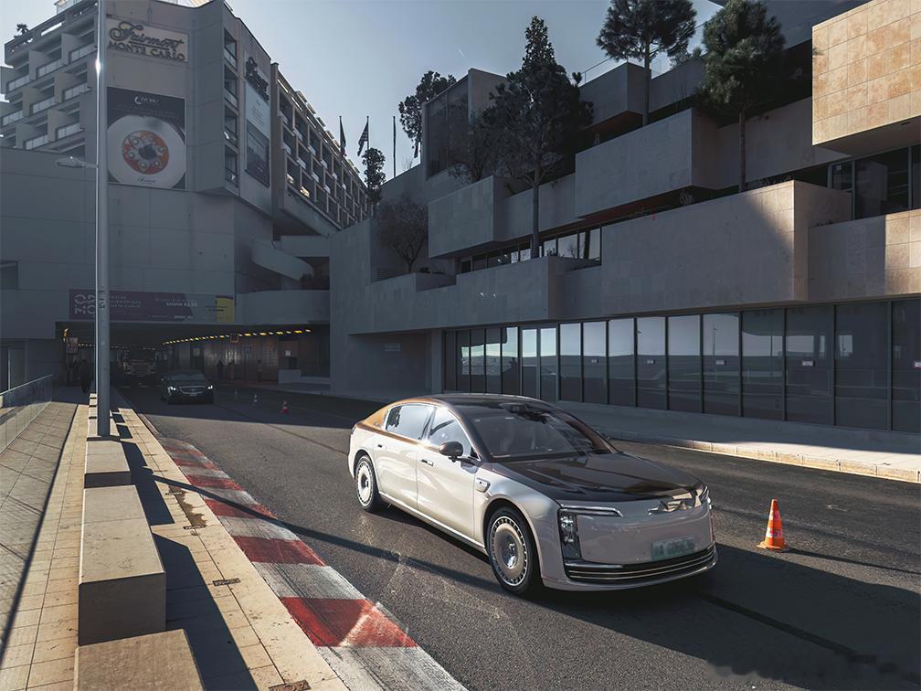 这里是全球人均GDP最高的国度，这里的街道是F1赛道，这里是全世界豪车密度最高的