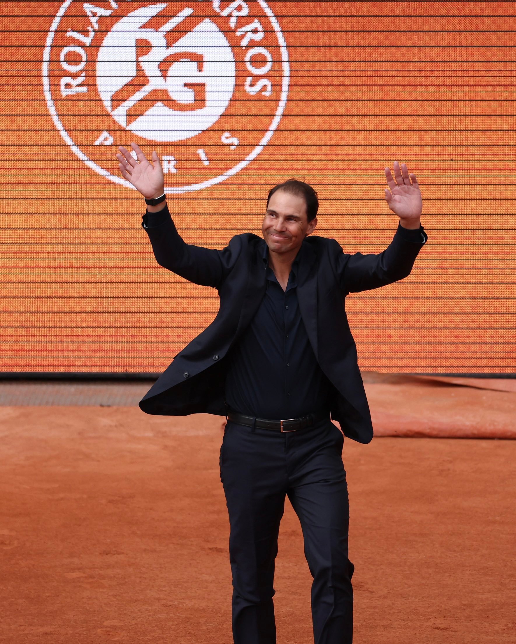 法网为14届男单冠军纳达尔举行致敬仪式，全场观穿上印有“MERCI RAFA”的