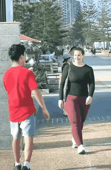 这两张画面，有异曲同工之妙，第一张画面是国外的，美女走过来，小伙看的眼睛有点发直