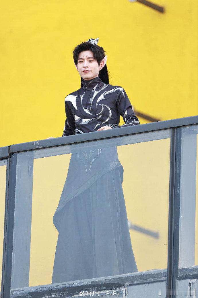 文韬 申公豹文韬：在？申公豹改行当男团门面了？这奶凶豹纹妆造是懂流量的你好星期六