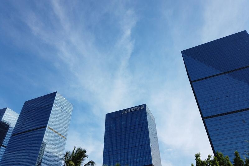 海南，曾经是那片令人神往的美丽海岛，三亚的海浪沙滩、海口的繁华商业、博鳌乐城的先