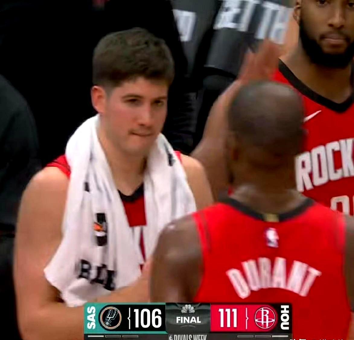 落后16分，替补小子末节12分翻盘
 
谢泼德刚上场那会儿，全队像断电。他连拿5