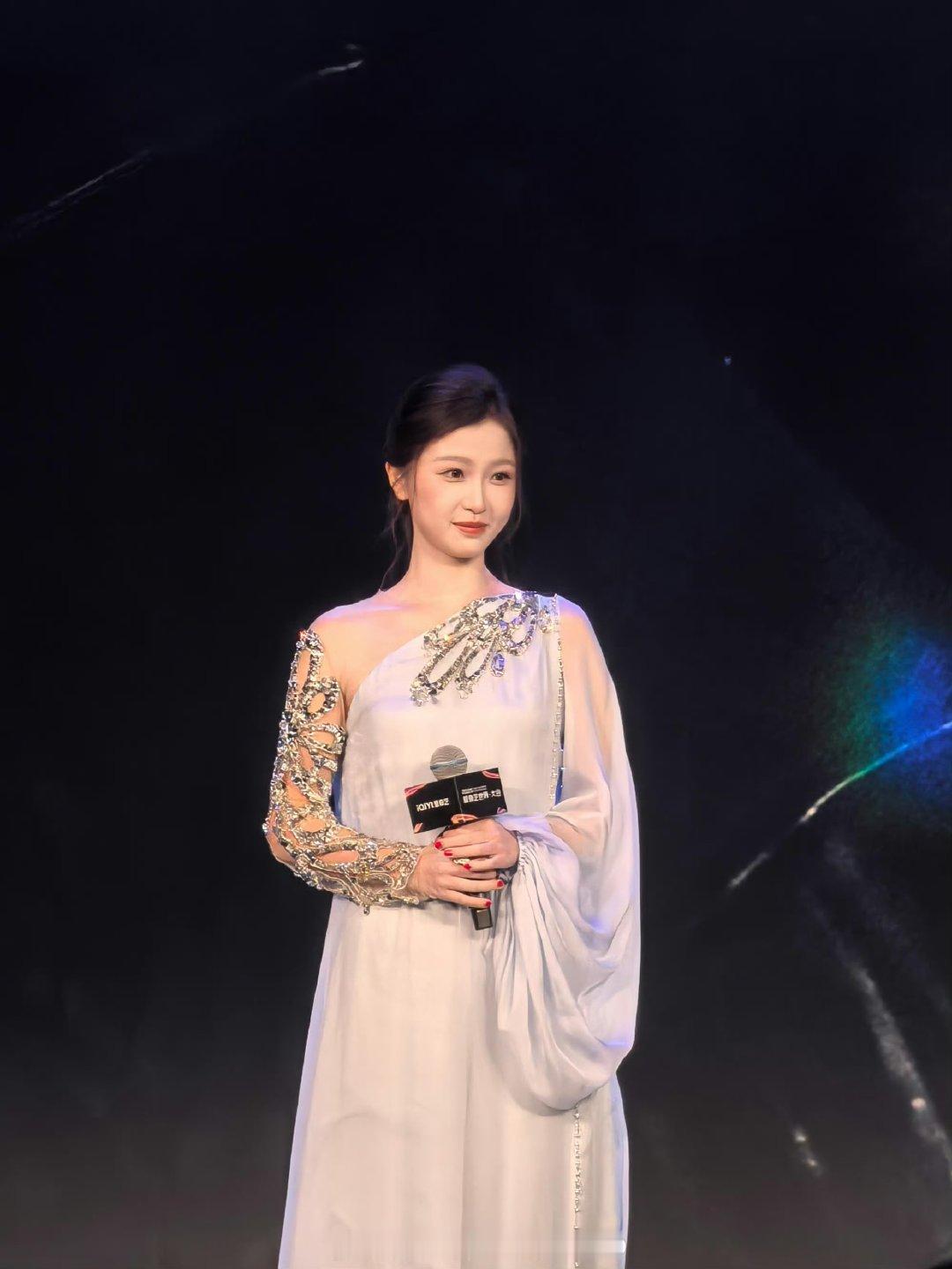 虞书欣爱奇艺世界大会生图路透虞书欣爱奇艺世界大会生图状态 ​虞书欣爱奇艺世界大会