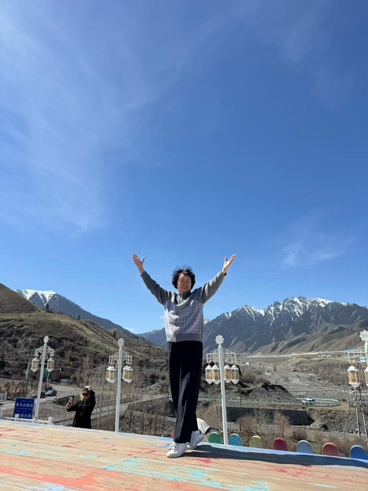 拥抱蓝天白云，眺望雪山美景，走遍山河辽阔，心态自在从容。不负好风光，开心自在，岁