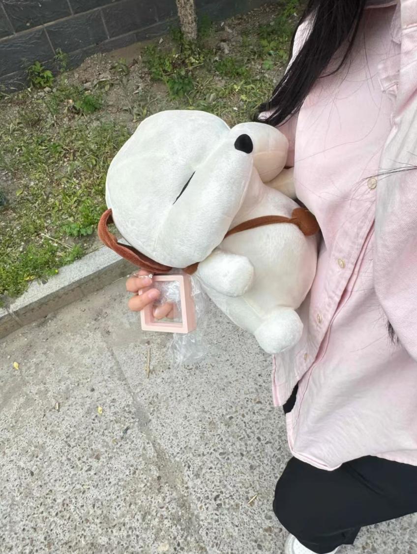 自从发现施工员小王在工地外金屋藏娇，小吴就成了他家饭桌常客。今天这货居然拎着个呆