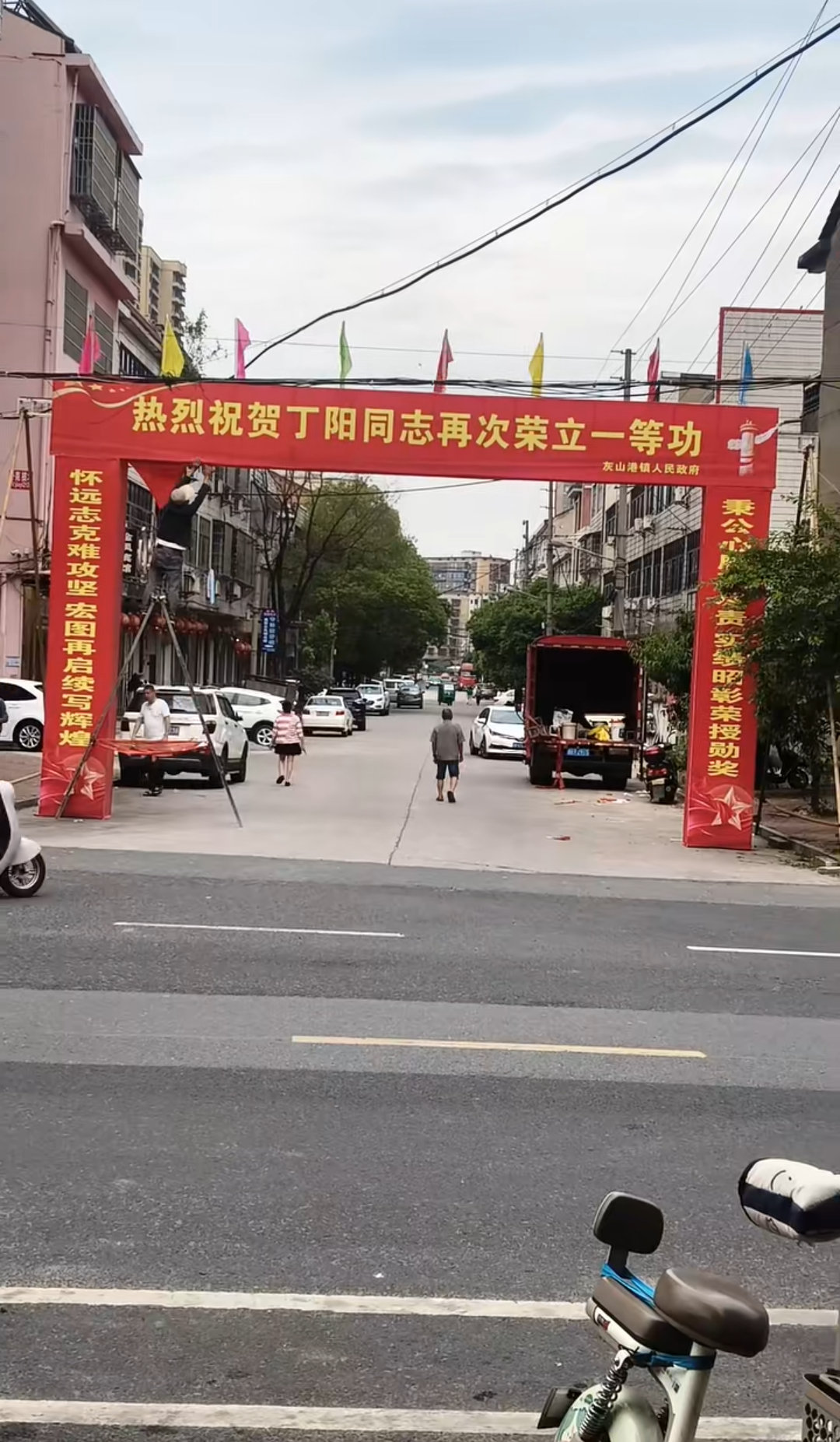 看到荣立一等功，我很平静。然后看到再次，我惊艳到了。